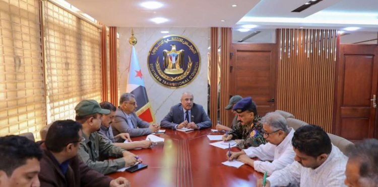 الكثيري يرأس اجتماعاً لقيادة السلطة المحلية والقوات العسكرية والأمنية بالعاصمة عدن