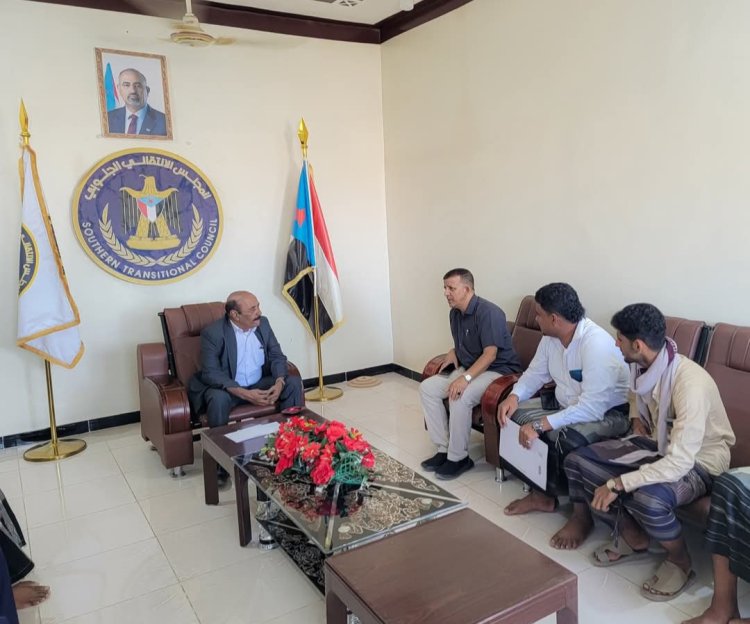 رئيس تنفيذية انتقالي شبوة يلتقي مدير مكتب الشباب بالمحافظة وأعضاء من مبادرة شباب مدينة عزان