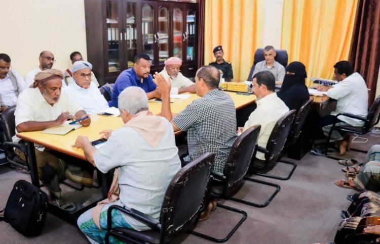 المكتب التنفيذي بمديرية غيل باوزير يعقد دورته الرابعة للعام 2025 ويناقش تقريري مكتبي المالية والضرائب