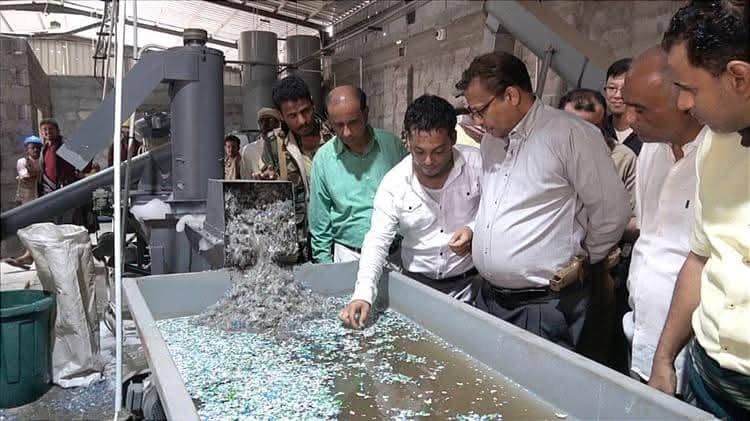 محافظ أبين يفتتح أول معمل لتدوير النفايات البلاستيكية بالطاقة النظيفة في المحافظة