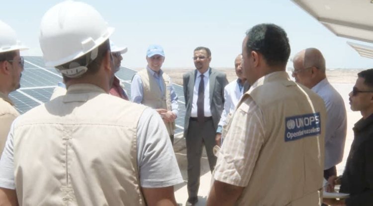 الأمين العام لمحلي حضرموت يدشّن مشروع تزويد مستشفى الشهيد رياض الجريري للحميات بنظام الطاقة الشمسية