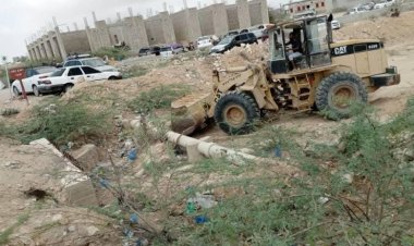 قوة حماية مطار الريان تقوم بإزالة الأشجار التي على الخط العام لمطار الريان