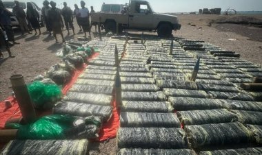 الحملة الأمنية المشتركة تضبط قاربًا محمّلًا بصواريخ وذخائر قبالة ساحل العارة