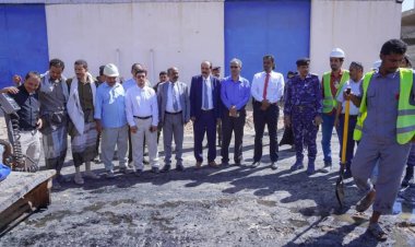 رئيس تنفيذية انتقالي شبوة يشارك في تدشين المرحلة الثانية من أعمال سفلتة توسعة شارع الشهيد سالم قطن بمدينة عتق