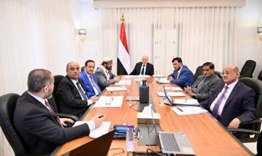 مجلس القيادة الرئاسي يجتمع برئيس مجلس الوزراء ويواصل مناقشة الأوضاع الاقتصادية والخدمية