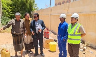 مسؤول محلي بشبوة يتفقد سير العمل في مؤسسة المياه بعتق