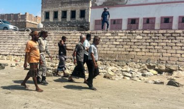 المدير العام لمديرية الشحر يتفقد سير العمل في اعادة تأهيل الجدار البحري لمدينة الحامي