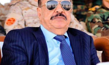 اللواء بن بريك يوجه تحية إجلال للمرأة الجنوبية ويشيد بنضالها السلمي في عدن.