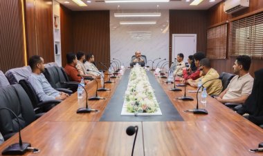 في اجتماع له بدائرة الإعلام التربوي بالمكتب المدير باعباد، يؤكد على دور الإعلام التربوي في استقرار العملية التربوية والتعليمية