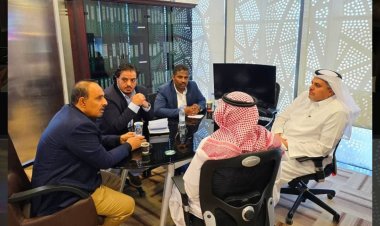 محافظ حضرموت ووزير الكهرباء يناقشان مع البرنامج السعودي مشاريع استراتيجية للكهرباء والتعليم العالي