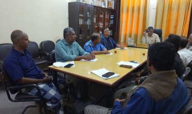 المدير العام لمديرية غيل باوزير يرأس اجتماعاً بالمرافق الإيرادية لتقييم الأداء ومناقشة خطة التحصيل للفصل الثاني