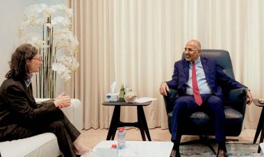 الرئيس الزُبيدي يناقش مع سفيرة فرنسا مستجدات الوضع الإنساني في بلادنا