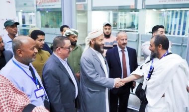 وزير الأوقاف والإرشاد يُدشن أولى رحلات تفويج الحجاج جواً من مطار عدن الدولي