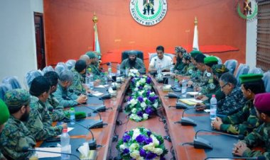 قائد الحزام الأمني يناقش سبل تعزيز دور العلاقات العامة