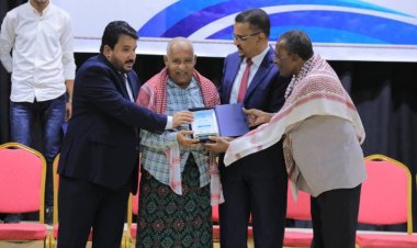 الأمين العام لمحلي حضرموت يشهد الحفل الخطابي والتكريمي لعمال المؤسسة اليمنية للإتصالات السلكية واللاسلكية بفرع حضرموت