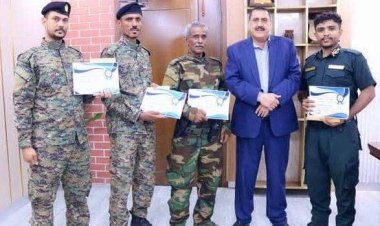 العاصمة عدن.. اللواء الشعيبي يكرم مدير وأفراد الشرطة بالممدارة