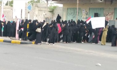 أبين تشهد وقفة احتجاجية نسائية حاشدة تطالب بتحسين الخدمات ووقف الجبايات