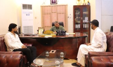 العميد المنهالي يلتقي الإعلاميين الشابين بدر بن هلابي وبكري بكير ويشيد بدورهما في توعية المجتمع الحضرمي