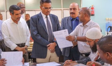 الأمين لمحلي حضرموت يطلع على جهود الكوادر التربوية بكنترول إقليم حضرموت ويطلع على  عملية تصحيح دفاتر  الإجابات لأختبارات شهادة الثانوية العامة للعام الدراسي 2024 – 2025م