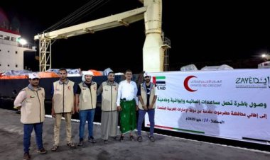 باخرة إماراتية تصل لميناء المكلا بمساعدات غذائية وإنسانية وخدمية