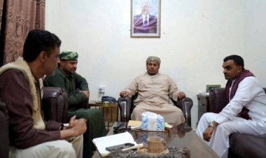 محافظ سقطرى يلتقي مدير مشروع الأشغال العامة بالمكلا ويؤكد دعم السلطة المحلية لجهود التنمية