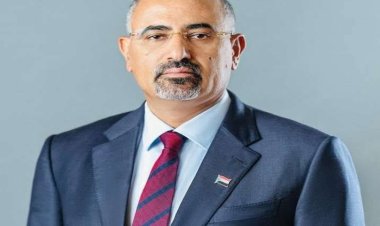 الرئيس الزُبيدي يعزي اللواء صالح الجعيملاني والوكيل خالد الجعيملاني بوفاة والدتهما