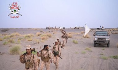 قوات العمالقة الجنوبية تنفذ مسيرًا تكتيكيًّا لتعزيز جاهزيتها القتالية