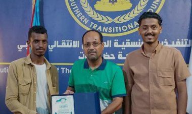 في لفتة جميلة تحمل الكثير من التقدير والوفاء.. منتدى حجر يُكرم منسقية انتقالي جامعة حضرموت لجهودها المتفانية في خدمة الطلاب الجامعيين.