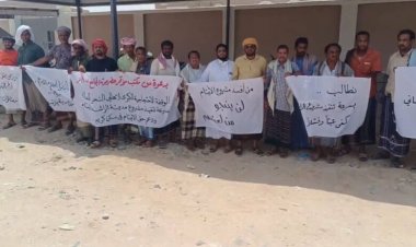 وقفة احتجاجية سلمية بالشحر للمطالبة بتنفيذ مشروع مدينة الراشد السكنية للأيتام