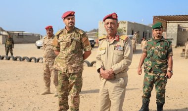 قائد المنطقة العسكرية الثانية يزور معسكر الحمراء ويشيد بجاهزيته القتالية