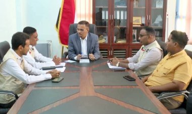 الأمين العام يعقد لقاءً بالمكلا لمناقشة سير الإجراءات القانونية لمشروع مدينة عبد العزيز الراشد الخيرية