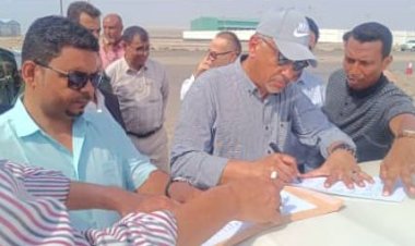 معاون يشرف على تسليم موقع مشروع البنية التحتية للصرف الصحي (خط الكراع – محطة المعالجة في العريش)