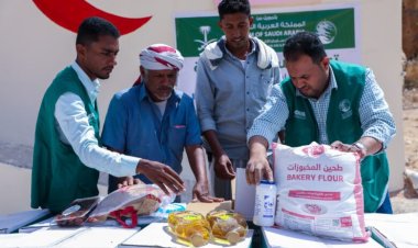 مركز الملك سلمان للإغاثة والأعمال الانسانية يوزع مساعدات غذائية طارئة بمديرية غيل باوزير