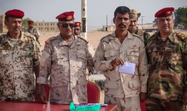 قائد لواء الريان بالمنطقة العسكرية الثانية يكرم المبرزين في رماية الأسلحة المتوسطة والخفيفة تقديراً لتميزهم.