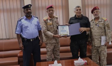 العميد المنهالي يكرم قائد المنطقة العسكرية الثانية لدعمه في إنجاح فعاليات أسبوع المرور العربي بساحل حضرموت