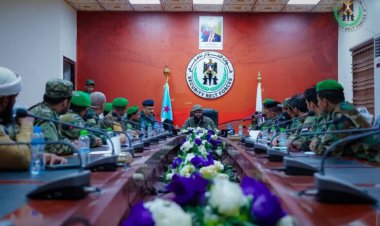 العميد الوالي يترأس اجتماعًا موسعًا بقيادة الموارد البشرية ومدراء الإدارات في الأحزمة ويكرمهم لدورهم المتميز