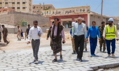 محافظ المهرة يطلع على سير تنفيذ مشروع رصف شوارع الغيضة لتصريف مياه الأمطار والسيول