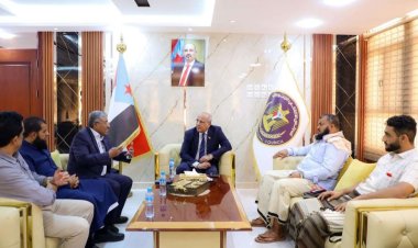 الكثيري يناقش مع عدد من أعضاء جمعية الصرّافين في العاصمة عدن سُبل وقف انهيار العملة