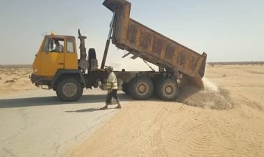 الطرق والجسور بالمهرة تزيل الرمال من الخط الدولي بمنطقة الدرو استجابة لتوجيهات المحافظ.