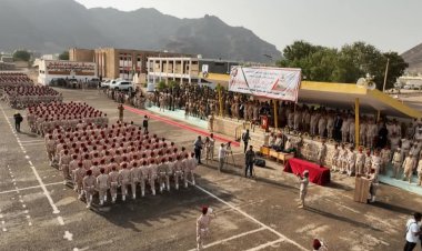 وزير الدفاع يشهد حفل تخرج الدفعة الثالثة جامعيين في الكلية الحربية بعدن