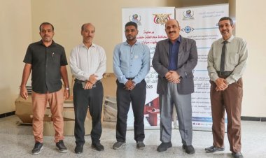 تربية ساحل حضرموت تتسلم مساهمة مؤسسة الصندوق الخيري للطلاب المتفوقين من الأثاث المدرسي