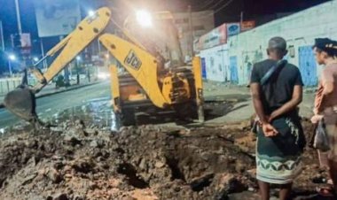 العاصمة عدن... إصلاح كسر في خط مياه رئيسي بمديرية صيرة