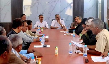 السلطة المحلية عتق تشيد بجهود المحافظ “بن الوزير” وتقر ثلاثة مشاريع ضمن برنامجها الاستثماري