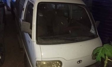 أمن العاصمة عدن يستعيد حافلة مسروقة ويلقي القبض على المتهم بسرقتها.