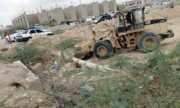 قوة حماية مطار الريان تقوم بإزالة الأشجار التي على الخط العام لمطار الريان