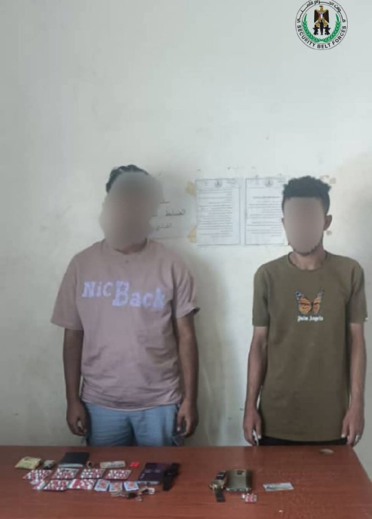 قوات دفاع شبوة تحبط محاولة تهريب 2 كيلو من مادة الحشيش المخدر وكمية من الشبو كانت في طريقها لمدينة عتق