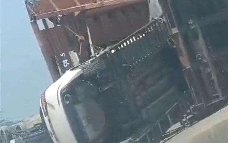 انقلاب قاطرة محملة بسيارات حديثة على طريق عدن ولا إصابات