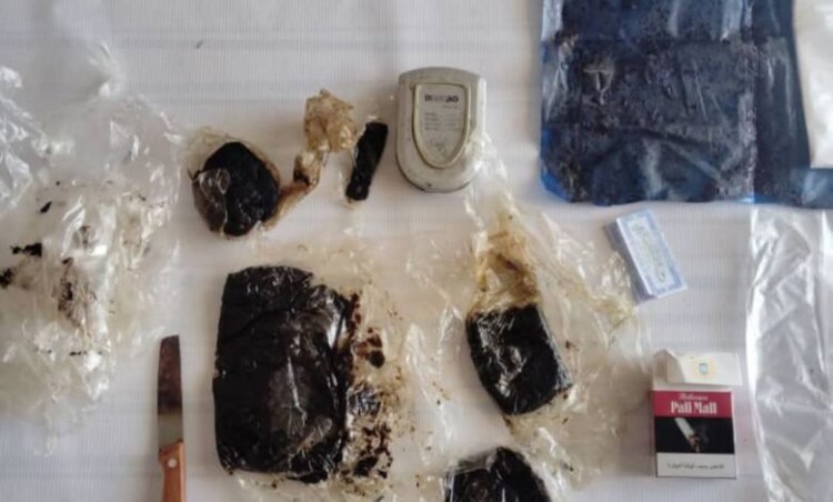 مكافحة المخدرات بساحل حضرموت تلاحق مروجاً للحشيش المخدر وتداهم منزله وتعثر على كمية مع الحشيش