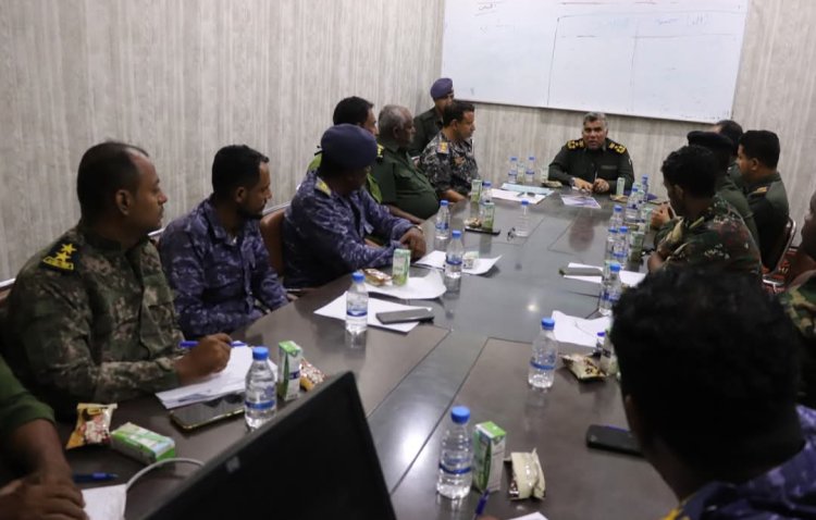 العميد المنهالي يرأس اجتماعًا أمنيًا بمديرية المكلا ويؤكد: مصير من يعبث بالأمن السجن دون تهاون