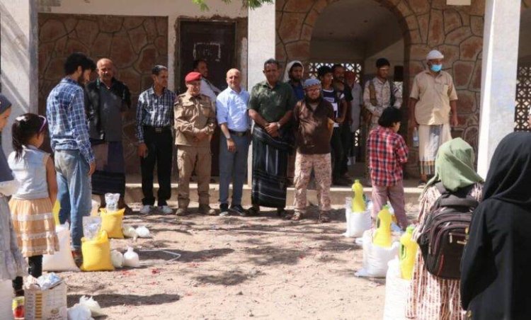 توزيع سلال غذائية للأطفال المعاقين بالضالع